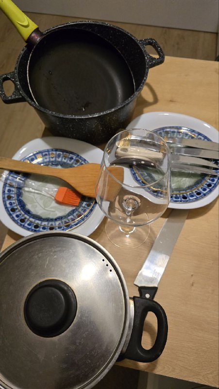 Посуды набор: тарелки, ножи, кастрюля, бокал, сковорода, чашки, подносы 2