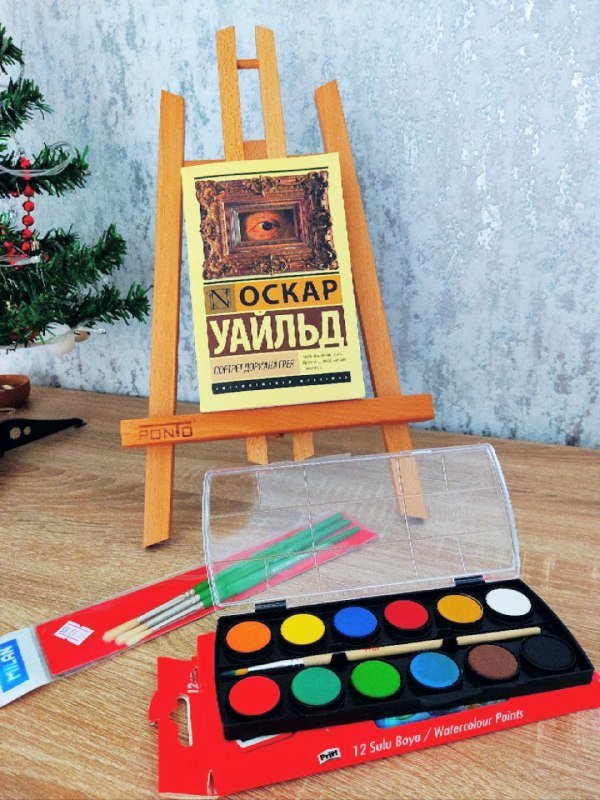 Портативный стерилизатор, джинсовая куртка, теннисные ракетки, утяжелители, рюкзак, мольберт, книга, краски, кисти 6