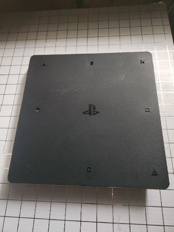 Playstation 4 slim 1Tb, диск, джойстик 2