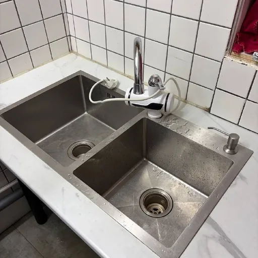 Раковина с двумя делениями, нагреватель для воды