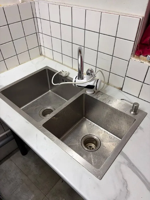 Раковина с двумя делениями, нагреватель для воды