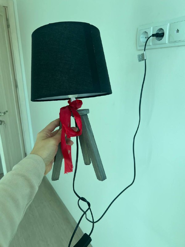 Напольный светильник Jisk, Стол белый 140х60, Две лампы, Стеллаж большой, Стеллаж малый, Ковер, Чайник xiaomi 3