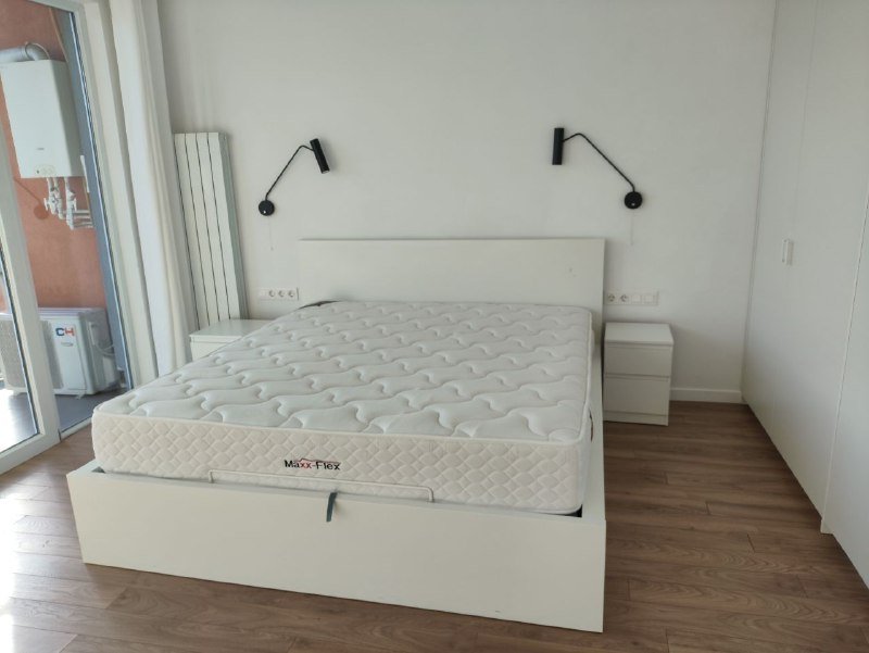 Кровать с подъемным механизмом, матрас, две тумбочки 3