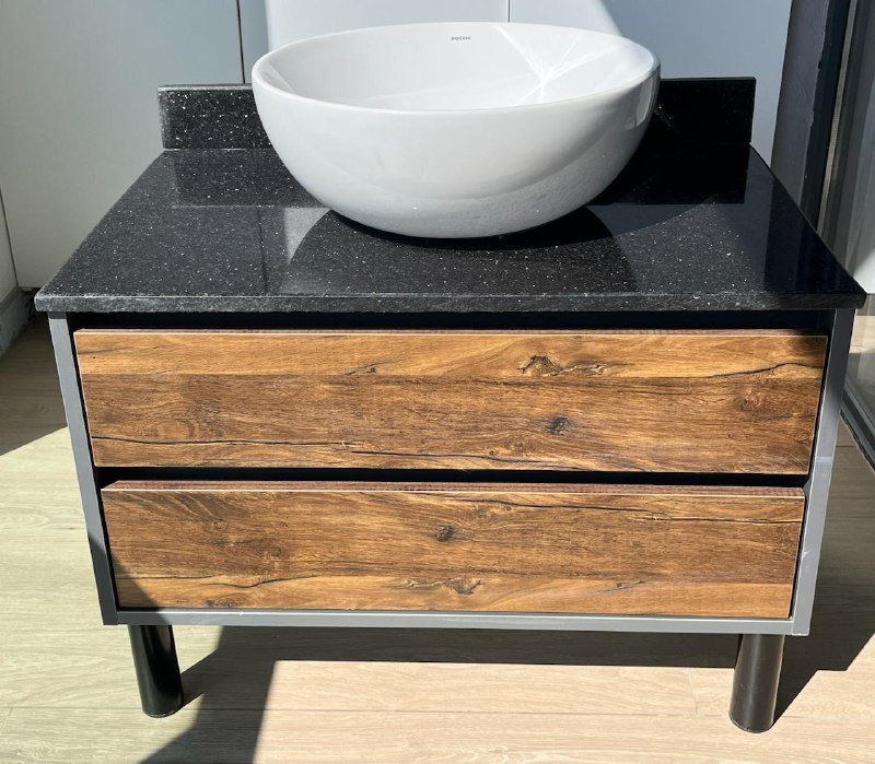 тумба с гранитной столешницей и раковина