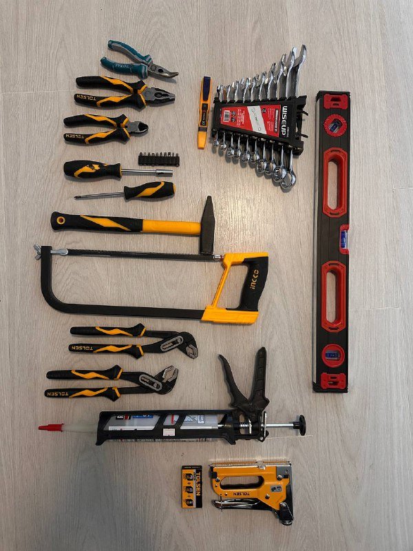 Строительный инструмент: отвертки, плоскогубцы, молоток, пила, стеллер, уровень, ключи, тестер, силикон с пистолетом