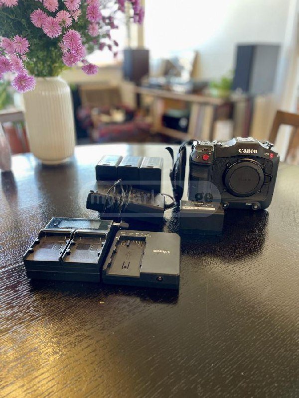 Canon C70 камера с аккумуляторами 10