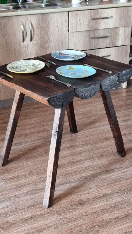 Обеденный стол из лиственницы