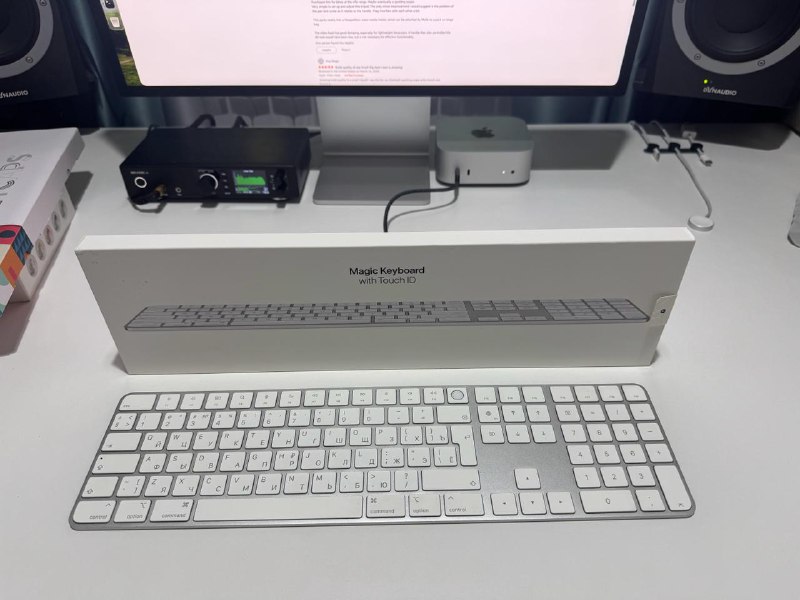 Клавиатура Apple Magic Keyboard, свичи Cherry MX RED, свичи Glorious RED, кейкапы Hyperx pudding, стойки IsoAcoustics ISO-155, наушники hifiman edition xs, подставка Aluminum Stand & Hub, студийные мониторы DynAudio BM6 mkIII