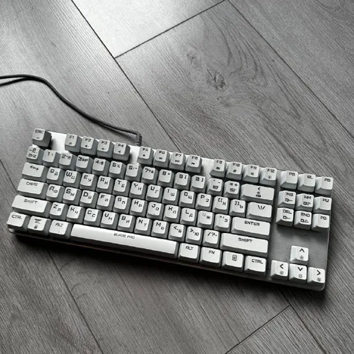 Logitech G102 mouse, ZET GAMING Blade Pro keyboard, USB-C hub