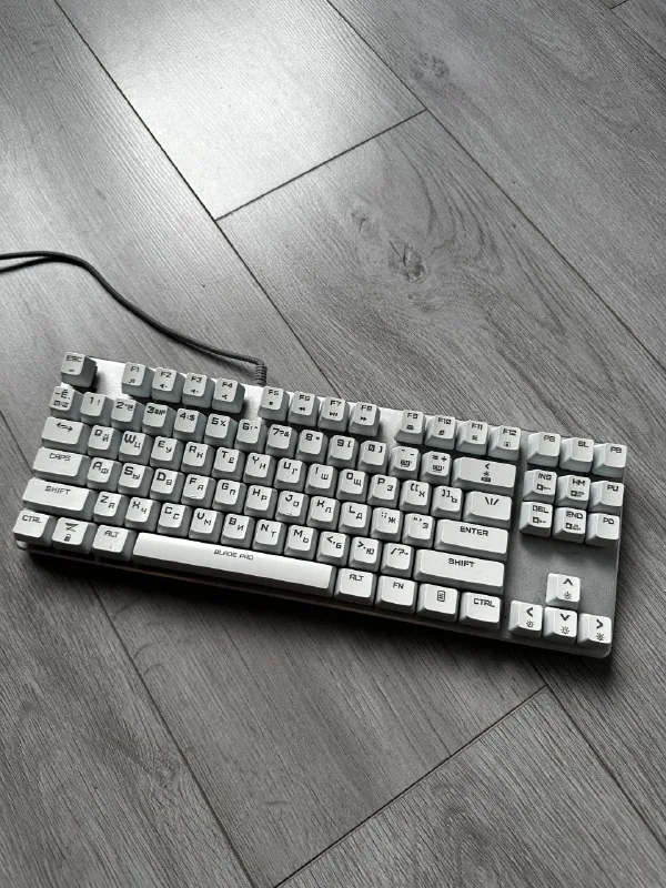 Logitech G102 mouse, ZET GAMING Blade Pro keyboard, USB-C hub 1