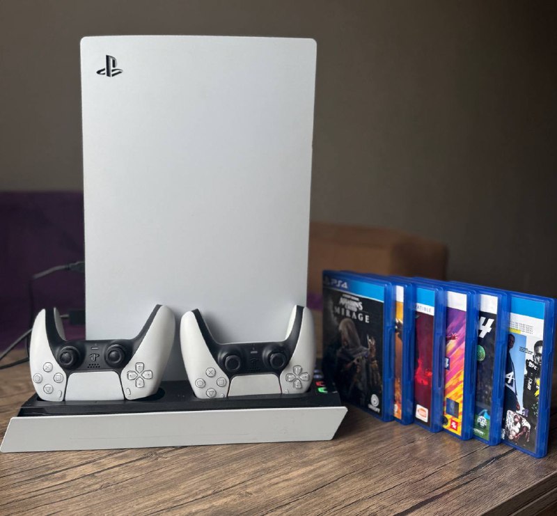 PS5, 2 геймпада, зарядное устройство, 6 дисков