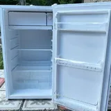 Мини-холодильник Hyundai RHM92DW1 с морозилкой 1