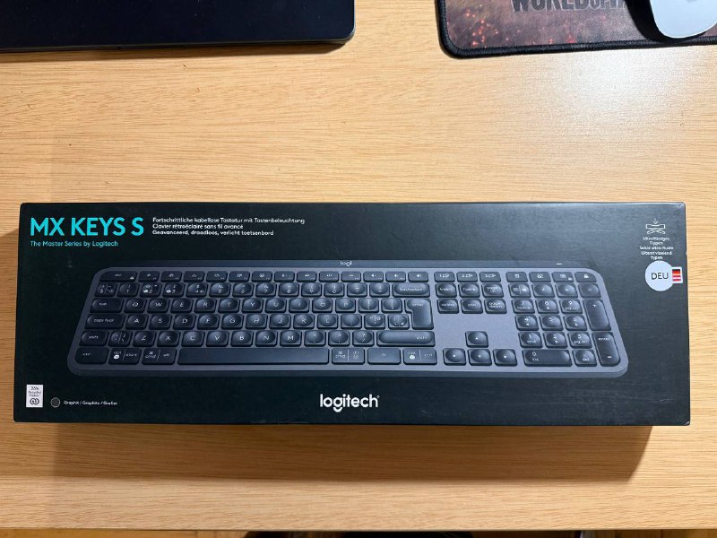 Evolver2 headset, MX Master 3S mouse, MX Keys S keyboard, wifi digital photo frame 3