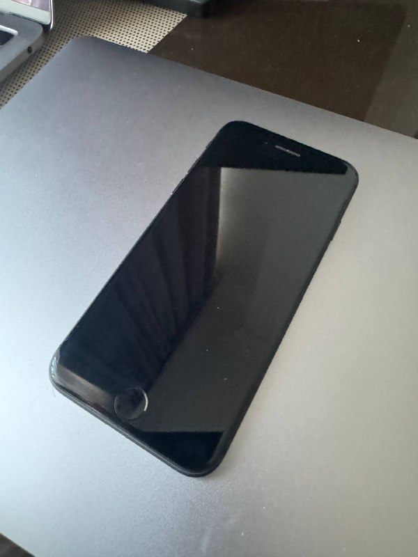 iPhone 8 64GB с царапинами на задней крышке 2