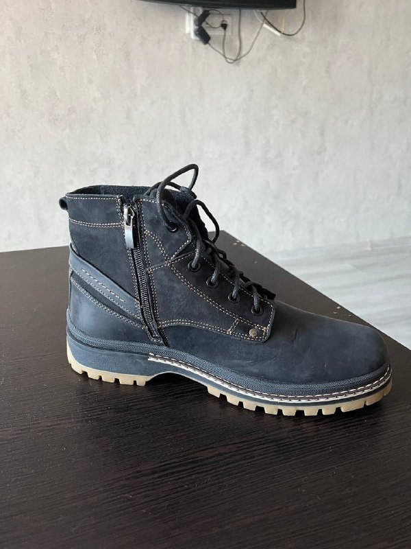 Новые нубуковые кожаные ботинки 43 размер