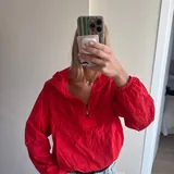 Червона вітровка-дощовик H&M Move, светр Zara, сорочка Zara, дощовик-вітровка Uniqlo 2