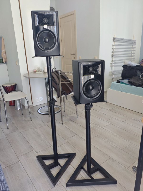 Звуковая карта Scarlett, студийные мониторы JBL, укулеле Lanikai, стойка для гитары, микрофон Sennheiser, губная гармошка 4