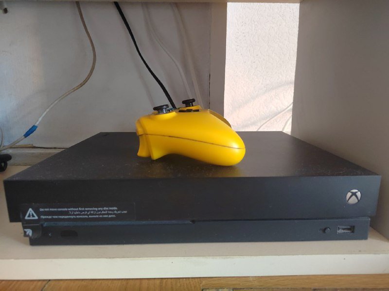 Xbox One X 1TB с джойстиком и играми на дисках
