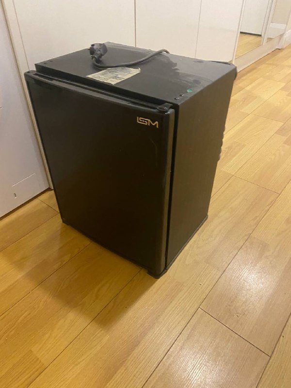 Трехстворчатый шкаф с зеркалом, барный маленький холодильник 3