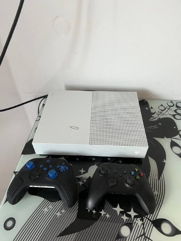 Xbox One S консоль, два контроллера
