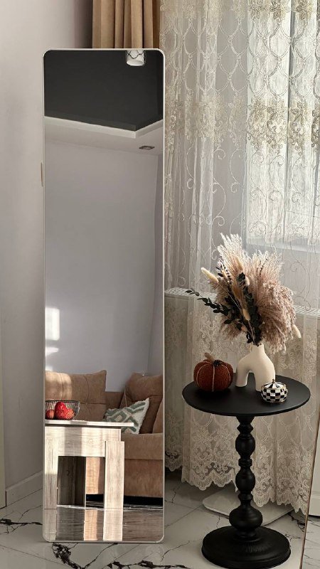 Напольное зеркало в белой раме