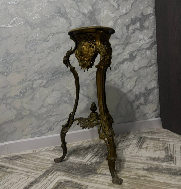 Антикварная подставка из литого металла 2