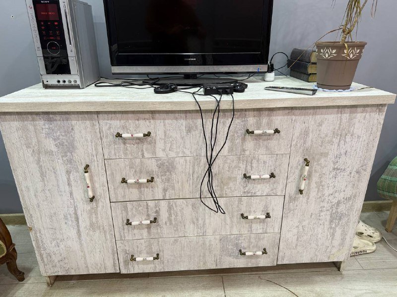 Комод, стулья, кресла, книги