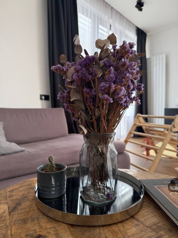 Ваза, зеркальный поднос, кактус опунция в горшке