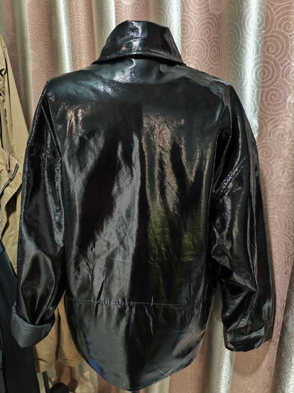 Женская черная глянцевая куртка размер L 2