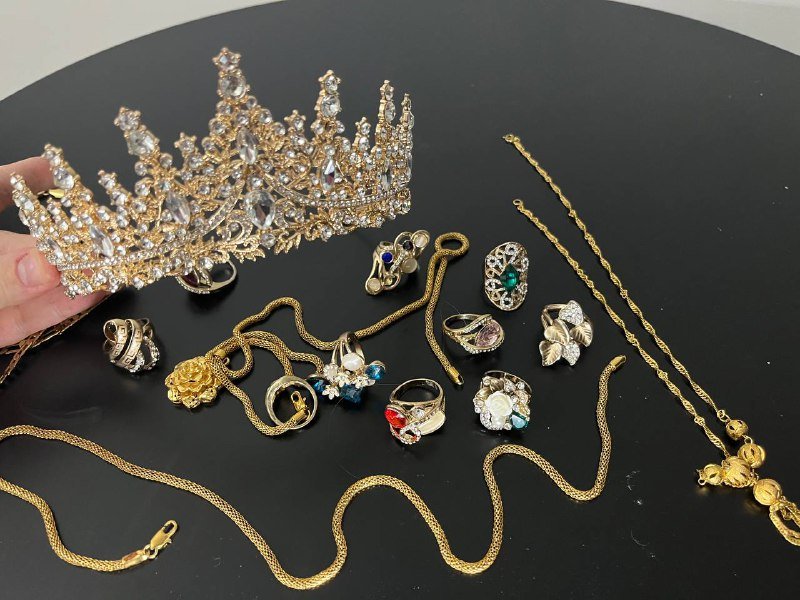 Лампы, пушистые подушки, крючок, корона, бижутерия 8