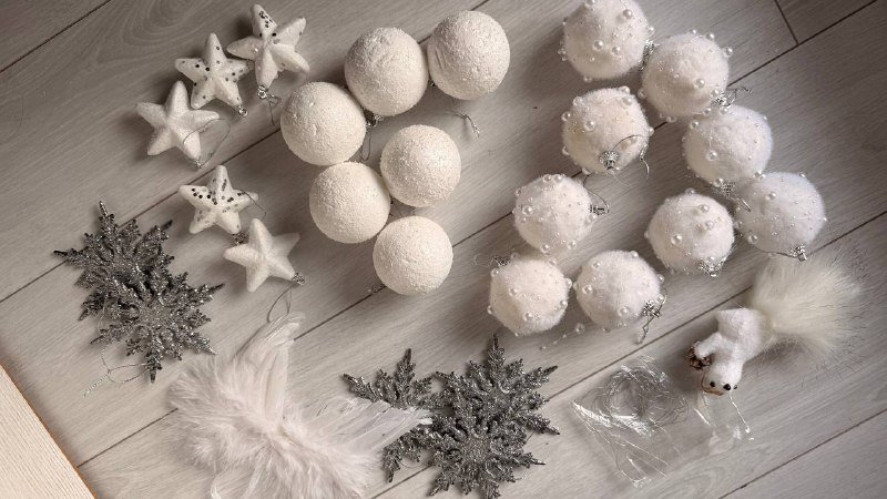 Новогодние елочные игрушки бело-серебряные 8