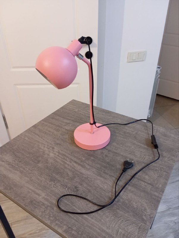 Розовая настольная лампа