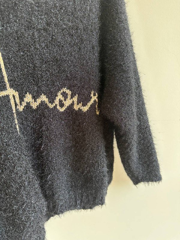 Черный вязаный пушистый свитер с надписью Amour 5