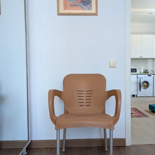 Пластиковый стул