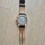 Жилет Versace, кеды Gucci, часы Diesel 8