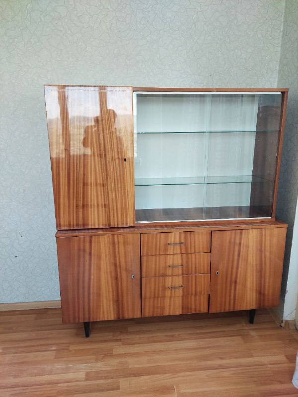 Стол и шкаф 2