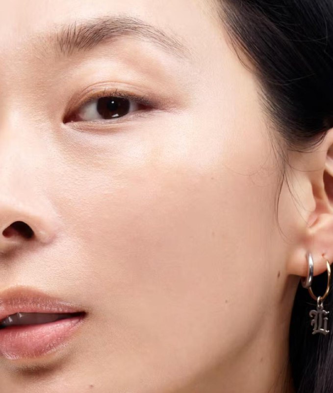 Тинт Glossier Perfecting Skin Tint, Кисть для бронзера N.1, Бальзам La Roche-Posay, Духи Maison Margiela, Парфюмерное масло Maison Louis Marie 3
