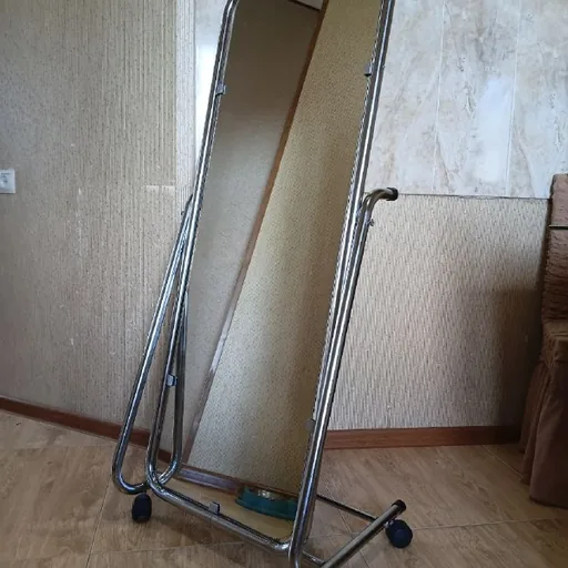 Напольное зеркало на колесиках