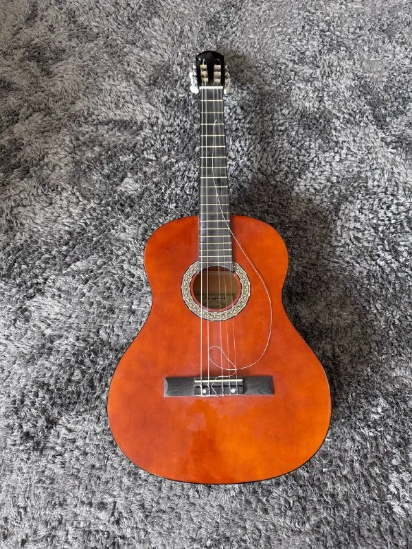 Классическая гитара, Электроакустическая гитара Squier by Fender