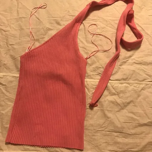Розовый топ Zara, чёрная майка H&M, красная футболка Massimo Dutti