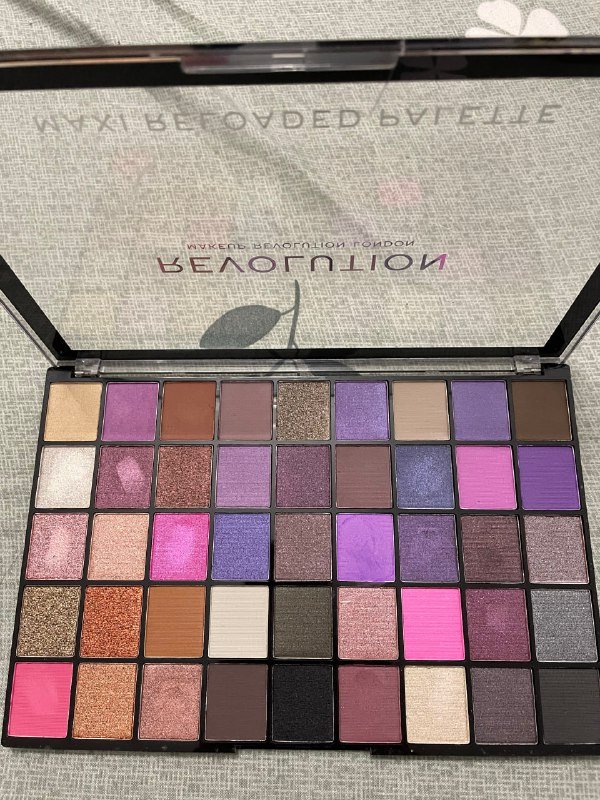 палетка теней Revolution, гель для бровей Benefit, мягкие бигуди