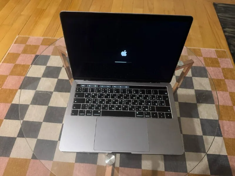 MacBook Pro 13" 2019 Touch Bar 1