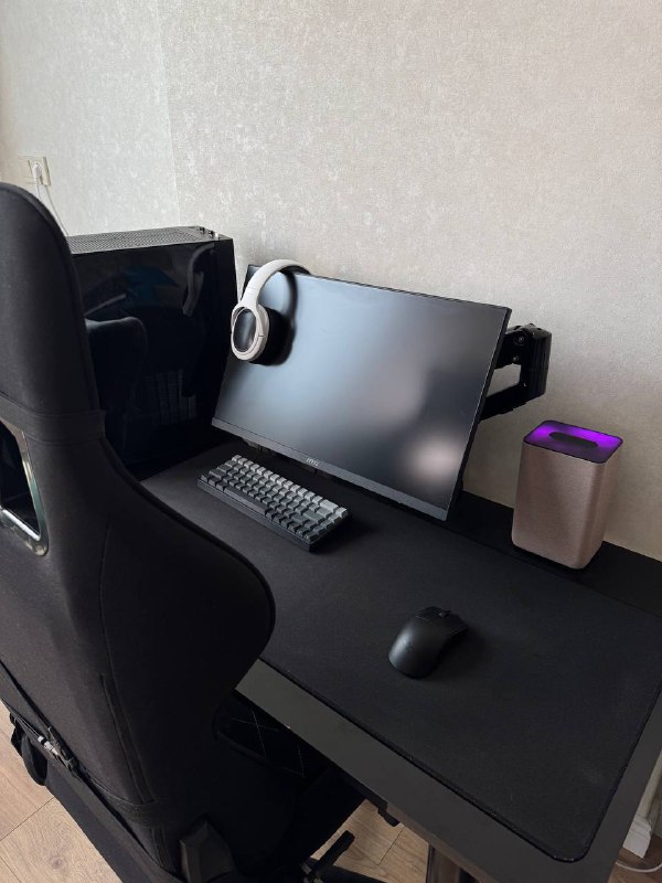 Игровой ПК, монитор MSI, кресло Bushido, стол чёрный