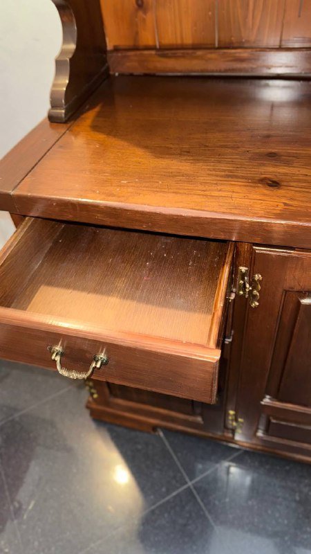 Старинный шкаф после реставрации 4