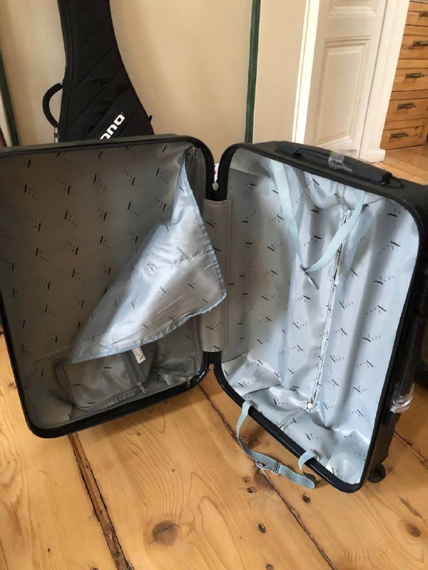 Чемодан черный на колесах 3