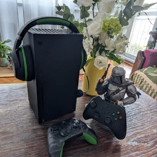 Xbox Series X, 2 геймпада, гарнитура Razer Kraken