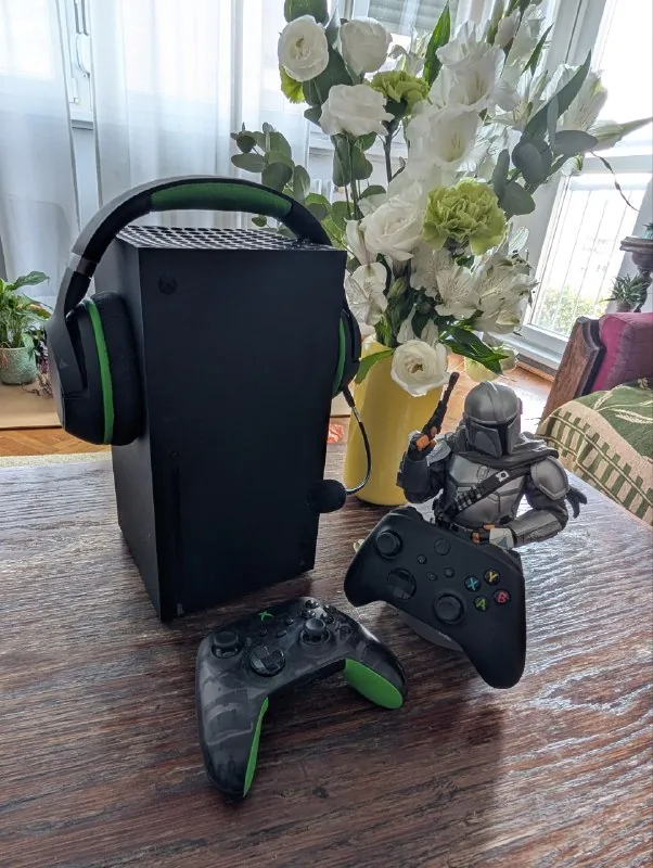 Xbox Series X, 2 геймпада, гарнитура Razer Kraken