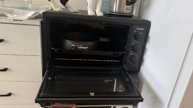 Электрическая духовка Franko с формой для выпечки 2