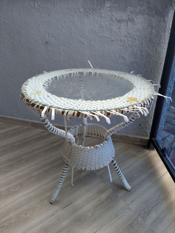 Стол с металлическим каркасом и стеклом