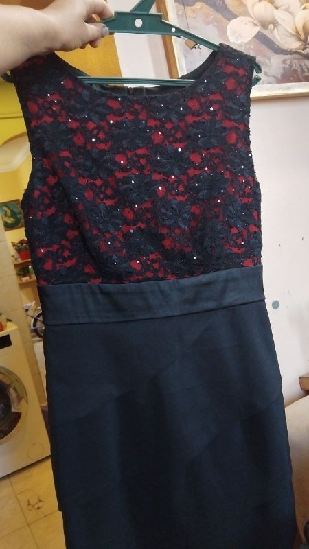 Платье черное с кружевом ниже колена, размер M